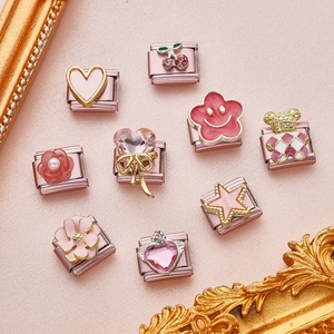 Neunteiliges Set aus rosa italienischen Charms mit Emaille-Herzen und Edelstahl-Gliedern