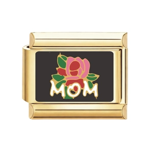 Dettaglio charm italiano dorato con rosa in smalto nero e scritta MOM incorporata