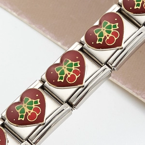 Bracelet à breloques italien avec maillons en acier et cœurs en émail de cerise rouge