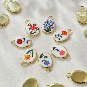 Colgantes ovalados vintage con motivos florales y bordes dorados para joyas artesanales