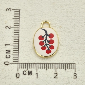 Vista macro de las dimensiones de un colgante ovalado de frutas con regla de medición