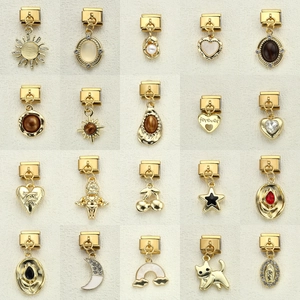 Collezione dettagliata di charm link italiani dorati con motivi di sole e cuore