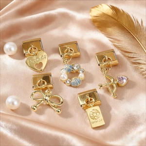 Goldene italienische Charm-Armbandglieder mit Amors Pfeil, Schmetterling und Muschel