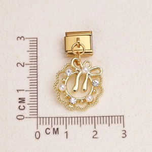 Detailansicht eines goldenen Blumenkranz-Anhängers mit Perlen und Maßstab in CM