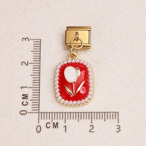 Charm italiano con tulipano in smalto rosso e perle bianche su cornice dorata