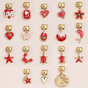 Collezione charm modulari italiani con cuore in smalto rosso, creature marine e fiori