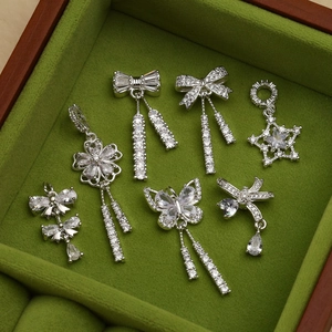 Set di ciondoli in argento scintillante con farfalle e stelle in scatola portagioie