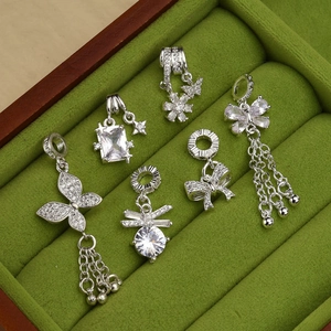 Eleganti ciondoli in argento S925 con zirconi scintillanti su velluto verde di lusso