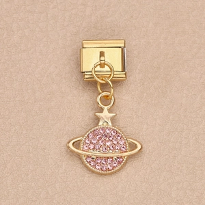 Charm de Saturno con pedrería rosa en acero chapado en oro para pulsera modular