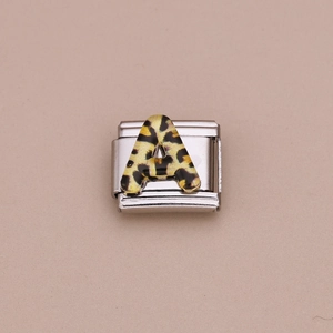 Italiaanse stijl modulaire link letter A met luipaardprint in roestvrij staal