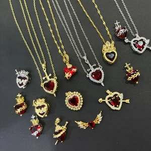 Gothische rote Herz-Halsketten in Gold und Silber mit Schwert- und Flügel-Details