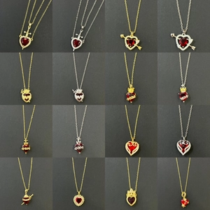 Collage aus Herz-Anhängern in Gold und Silber mit roten rubinroten Edelsteinen