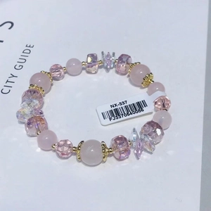 Handgefertigtes Perlenarmband mit rosa Perlen und lila Kristallen samt Anhängern