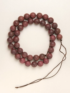 Vue macro des perles rondes en bois de santal rouge avec grain de bois naturel