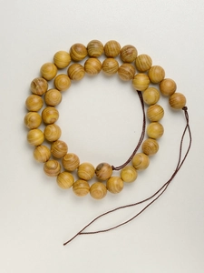 Detailopname van natuurlijke Golden Camphor houten kralen met organische houtnerven