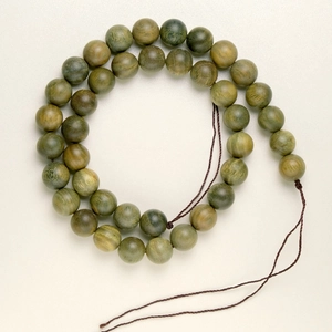 Long collier de perles en bois de santal vert naturel avec texture grainée d'olive