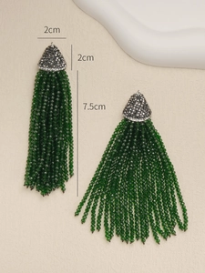 Orecchini a nappina verde con perno triangolare in cristallo e frange lunghe