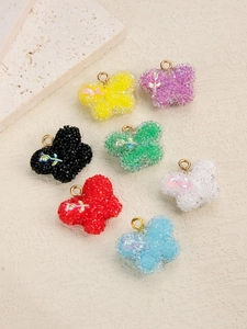 Détail macro de pendentifs papillons en résine colorée avec texture cristalline scintillante