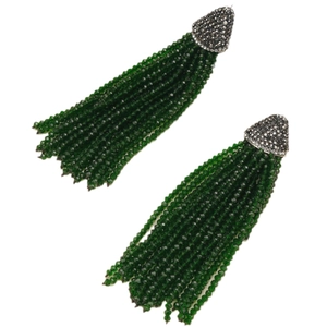Orecchini a nappa in vetro verde scuro con cappuccio di strass su sfondo bianco