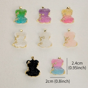 Détail de 8 breloques ours en cristal avec bordure dorée, taille 2,4 x 2 cm