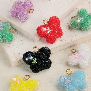 Pendentifs cœur colorés avec texture sucrée et détails de rose sur crochets dorés