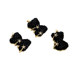 Pendentifs cœur noirs avec étoiles dorées et texture cristal sur fond blanc