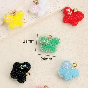 Pendentifs papillon en résine 21x24mm colorés avec motifs roses et boucles dorées
