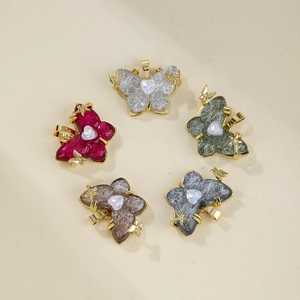 Exquisito set de colgantes de mariposa de resina con textura de pelo y ópalo corazón