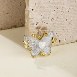 Collar de mariposa dorada con alas de fibra blanca y piedra de ópalo de corazón