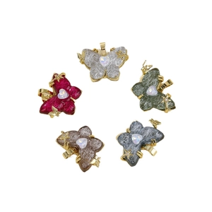 Set de colgantes de mariposa coloridos con bordes dorados y gemas de corazón