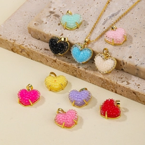 Pendentifs cœur en résine colorée avec griffes dorées en plusieurs nuances et finitions