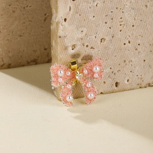 Colgante lazo de circón rosa con perlas y cristal de corazón sobre piedra natural