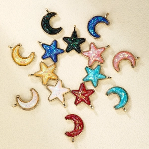 Ciondoli a stella e luna in lega con glitter colorati e bordatura dorata lucida