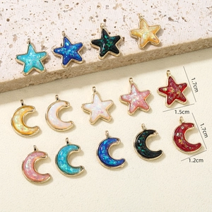 Ciondoli a stella e luna in lega con resina glitterata colorata e bordi placcati oro