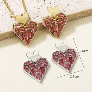 Set van hartvormige ketting en oorbellen met roze zirkonia in goud en zilver finish