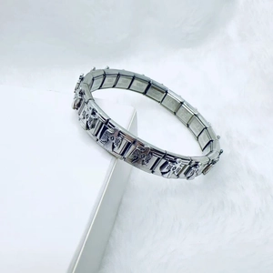 Détails des maillons du bracelet italien avec relief d'aigle et gravure acier