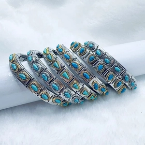 Bracelets vintage en acier inoxydable avec incrustations de turquoise sur fond blanc