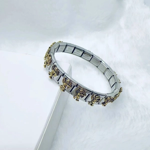 Bracelet modulaire italien en acier inoxydable avec breloques Cupidon dorées sur fond blanc