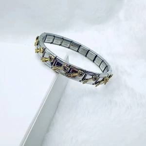 Détail du bracelet modulaire italien en acier inoxydable avec charm en forme de flèche dorée
