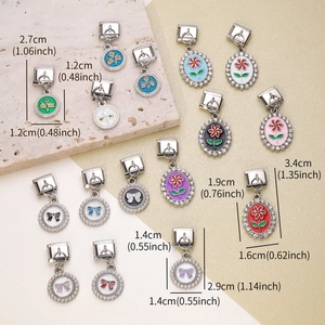 Makroaufnahme von Italian Charm Armband-Gliedern mit Emaille und Strass-Details