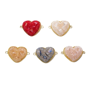 Set mit fünf herzförmigen Druzy-Kristallverbindern mit doppelter Schlaufe für DIY-Schmuck