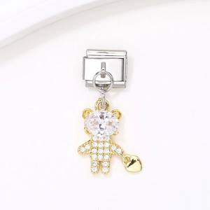 Détail d'un charm ours plaqué or 18k sur un maillon de bracelet en acier inox
