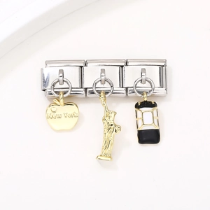 Détail de maillons de bracelet à breloques italiens avec pendentifs dorés de New York