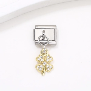 Détail d'un pendentif trèfle plaqué or 18k avec oxydes de zirconium pour bracelet italien