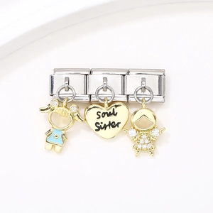 Détail du charm cœur Soul Sister et pendentif ange sur bracelet italien en acier