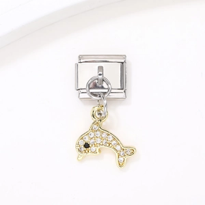 Vue macro du pendentif dauphin doré serti de zircons pour bracelet à breloques italien