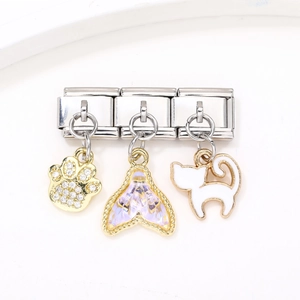 Détail de charms italiens avec patte dorée, queue de sirène et chat en émail blanc