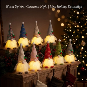 Lot de 8 gnomes de Noël lumineux avec lumières LED chaudes sur une cheminée en bois