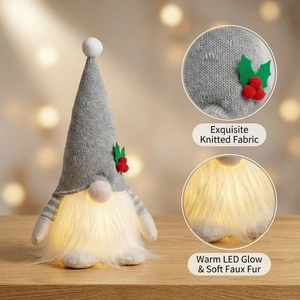 Détail macro du gnome de Noël avec barbe lumineuse LED et bonnet gris tricoté