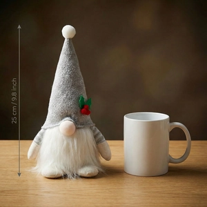 Détail d'un gnome de Noël de 25 cm avec bonnet gris en tricot et décor de houx